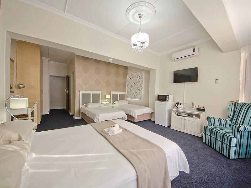 The Russel Hotel Книсна Екстериор снимка