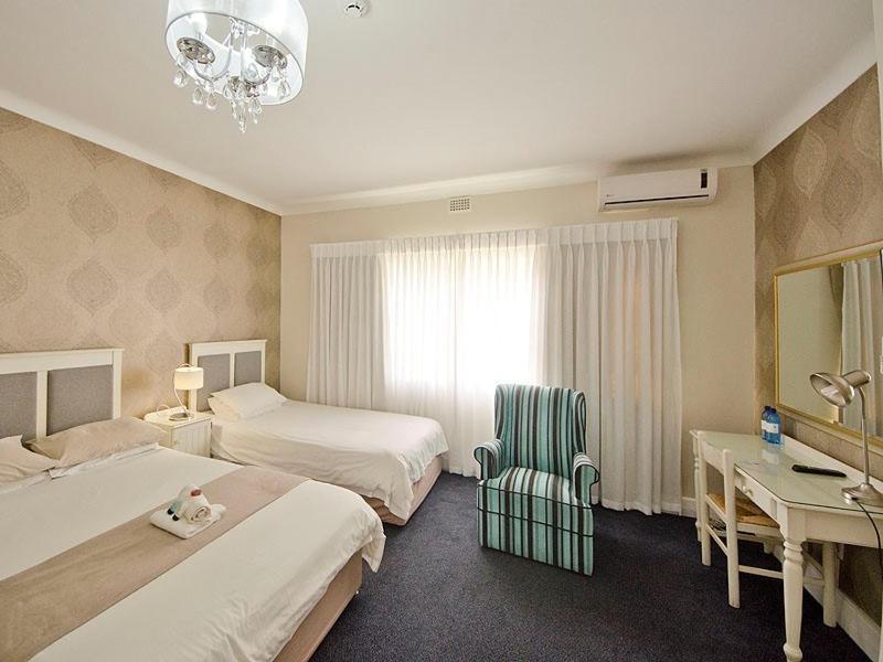 The Russel Hotel Книсна Екстериор снимка