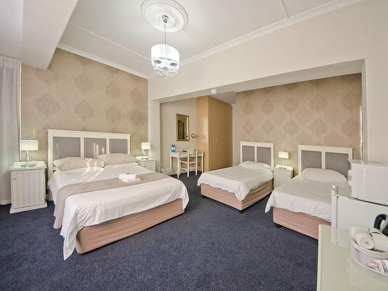 The Russel Hotel Книсна Екстериор снимка