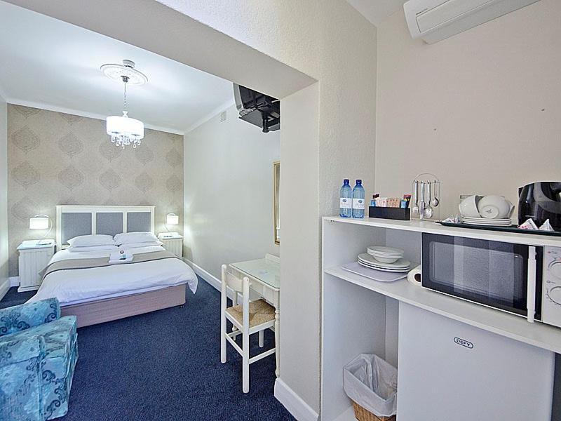 The Russel Hotel Книсна Екстериор снимка