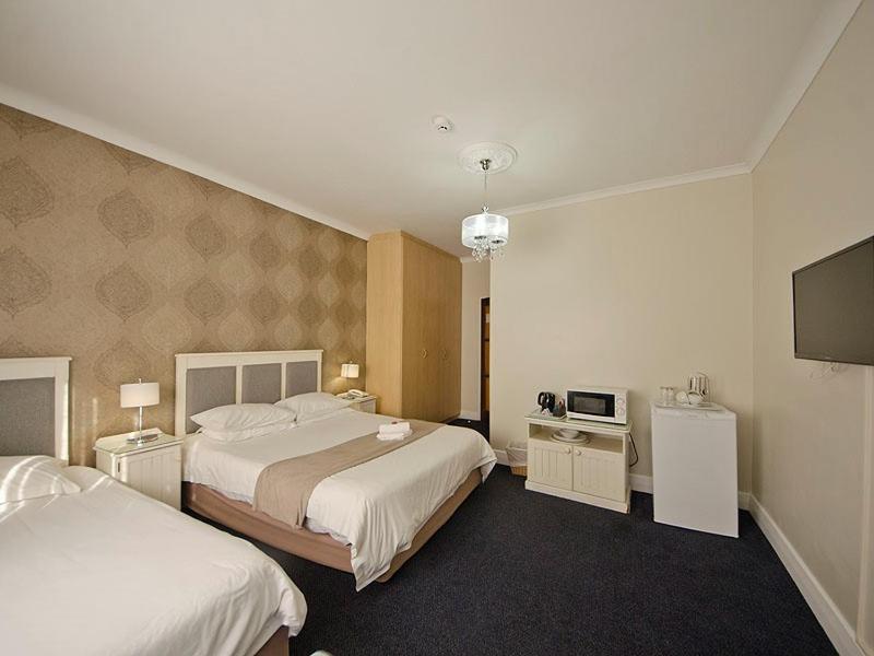 The Russel Hotel Книсна Екстериор снимка