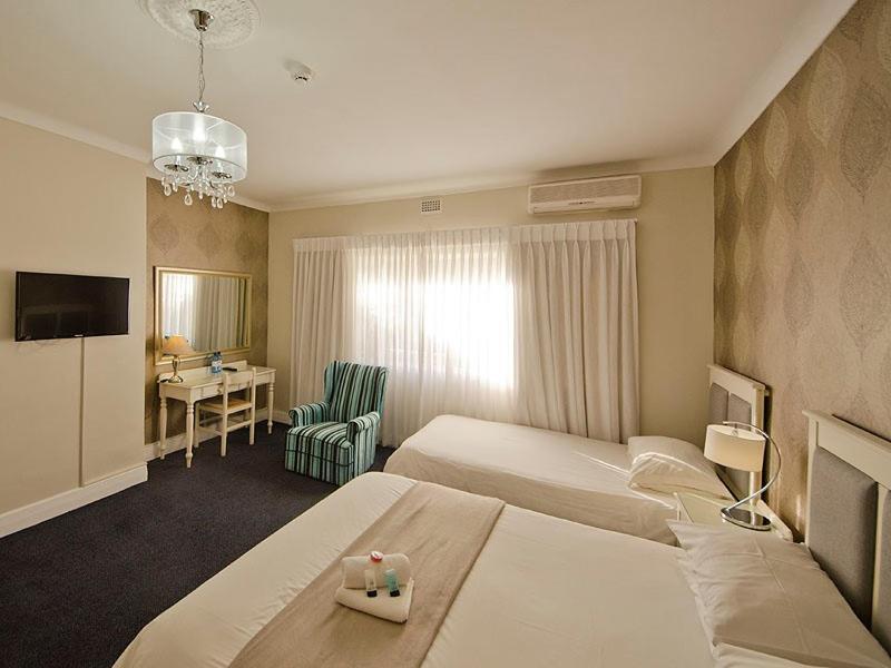 The Russel Hotel Книсна Екстериор снимка