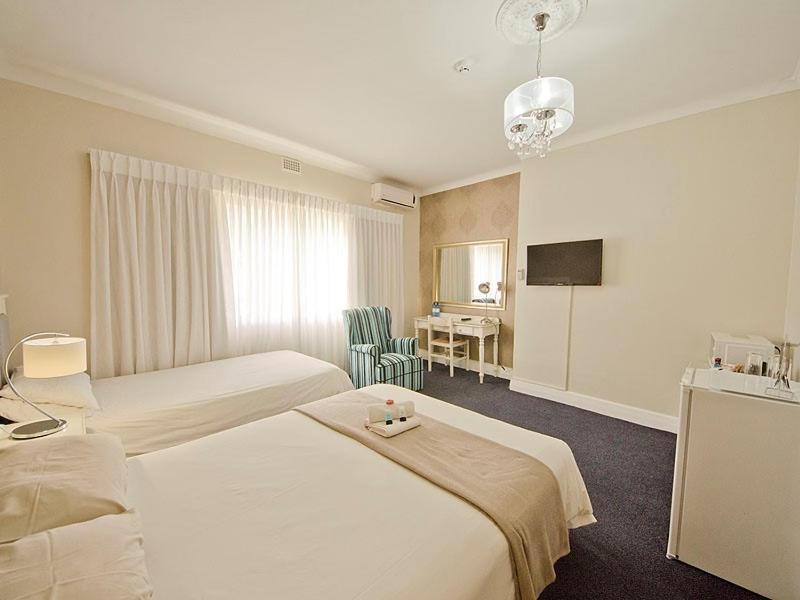 The Russel Hotel Книсна Екстериор снимка