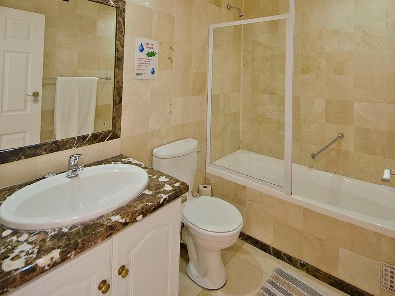 The Russel Hotel Книсна Екстериор снимка