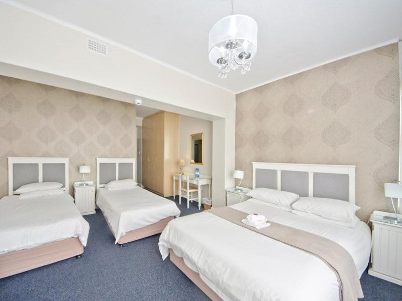 The Russel Hotel Книсна Екстериор снимка