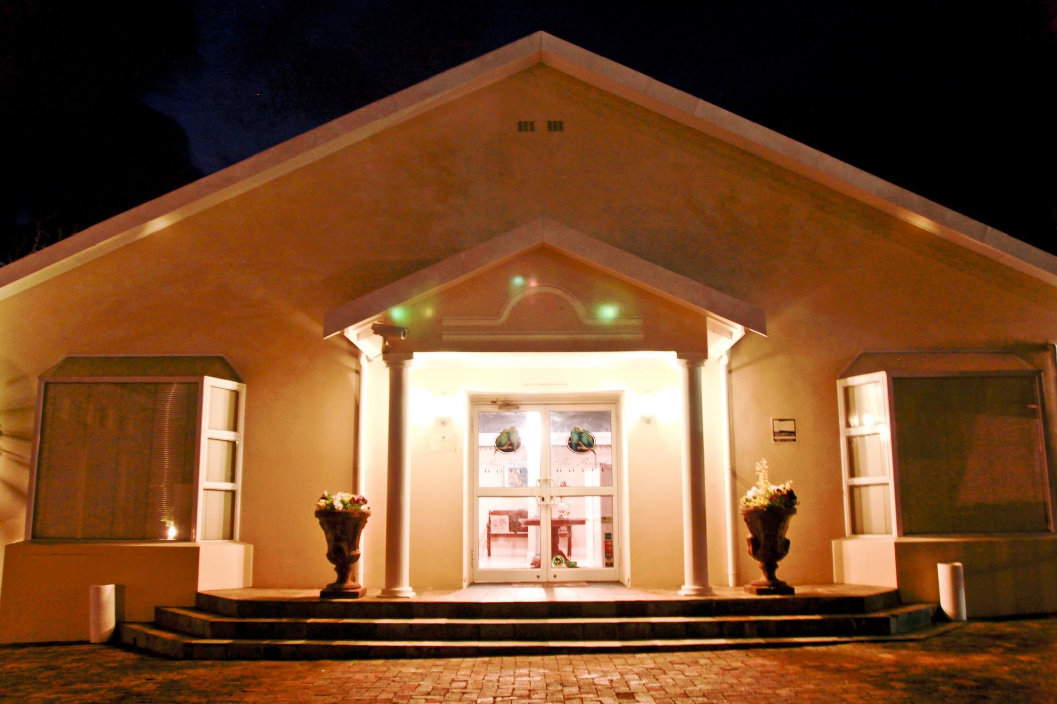 The Russel Hotel Книсна Екстериор снимка